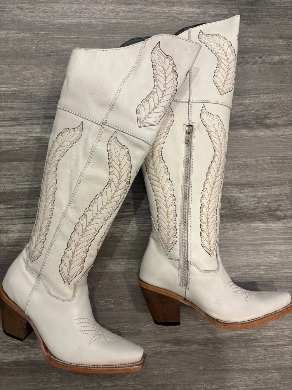 Rock’em Women’s White leather knee high boots embroidered zip US 7.5